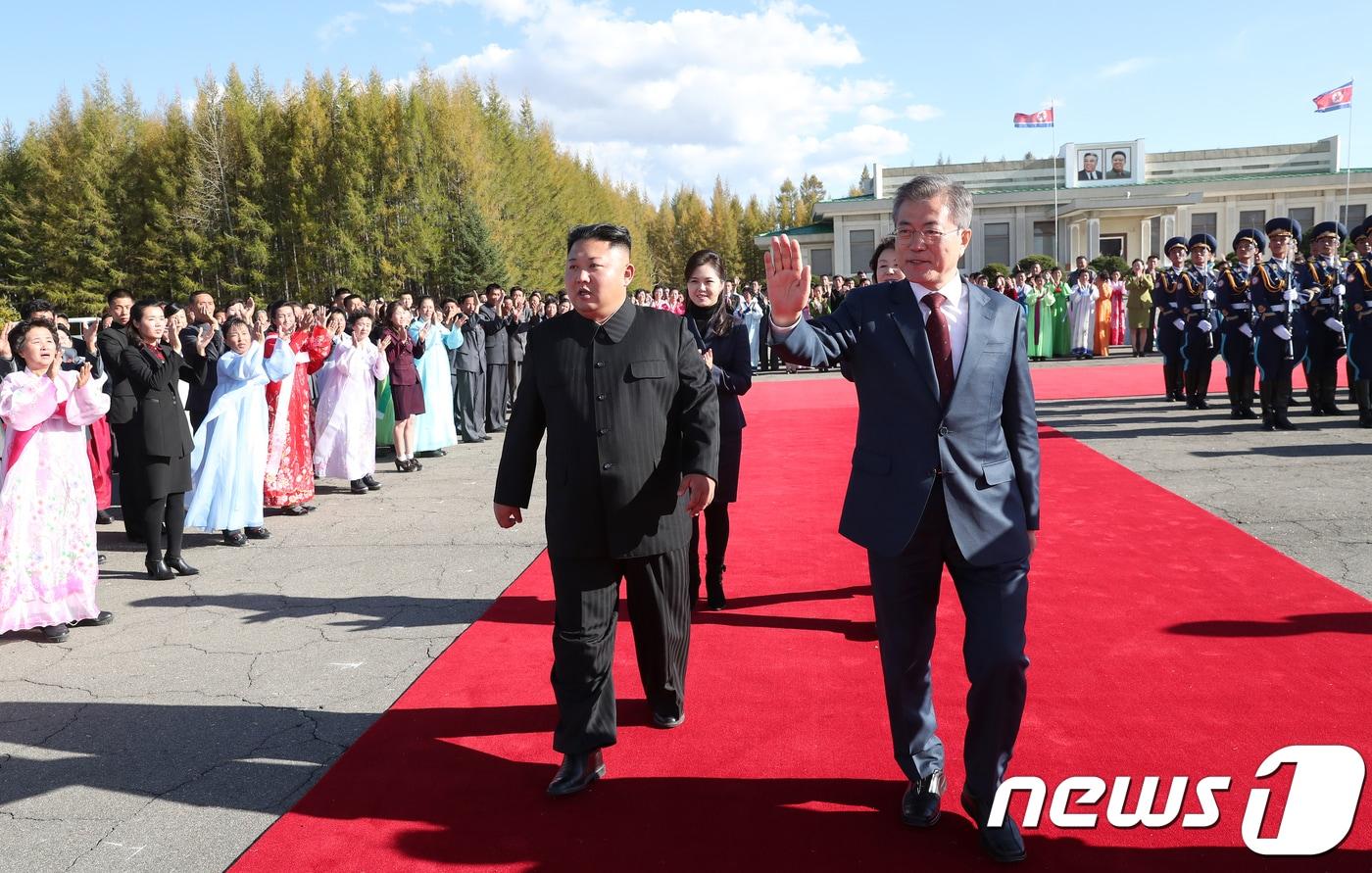 본문 이미지 - 2018년 9월 20일 문재인 대통령과 부인 김정숙 여사가 2박3일간 평양남북정상회담 일정을 마치고 삼지연 공항에서 김정은 국무위원장 내외의 환송을 받으며 공군 2호기로 향하고 있다. 2018.9.20/뉴스1 ⓒ News1 평양사진공동취재단