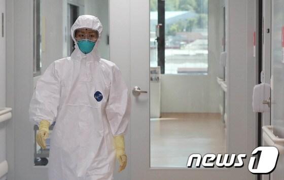 본문 이미지 -  병원 관계자가 격리병실을 점검하고 있다. ⓒ News1