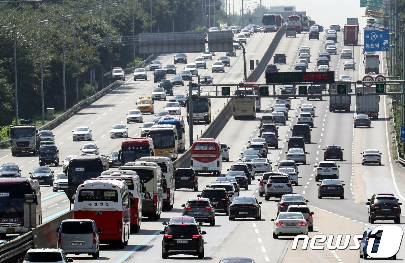 본문 이미지 - 경기도 성남시 궁내동 서울요금소에서 바라본 경부선 하행선(오른쪽)이 귀성차량들로 붐비고 있다.  ⓒ 뉴스1 성동훈 기자