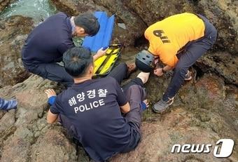 본문 이미지 - 부안해양경찰과 119구조대원이 갯바위에서 2m 아래로 추락한 낚시객을 구조하고 있다.(부안해양경찰서 제공)2018.09.24./뉴스1 ⓒ News1