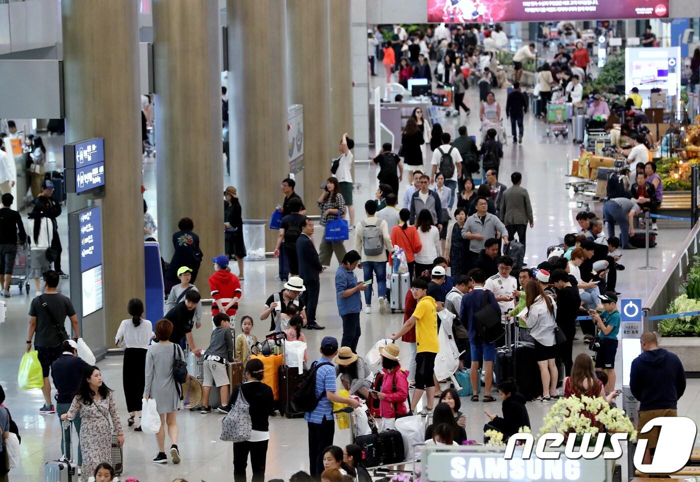 인천국제공항 입국장으로 여행객들이 들어오고 있다. ⓒ News1 박정호 기자