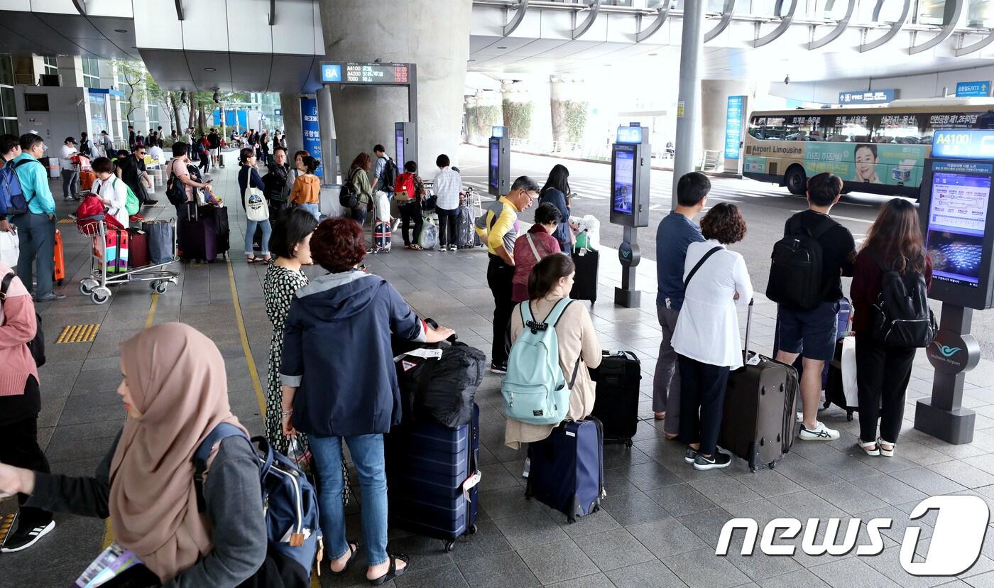 2018년 9월26일 오전 인천국제공항 입국장 밖 버스정류장에서 여행객들이 공항 버스를 기다리고 있다. 2018.9.26/뉴스1 ⓒ News1 박정호 기자