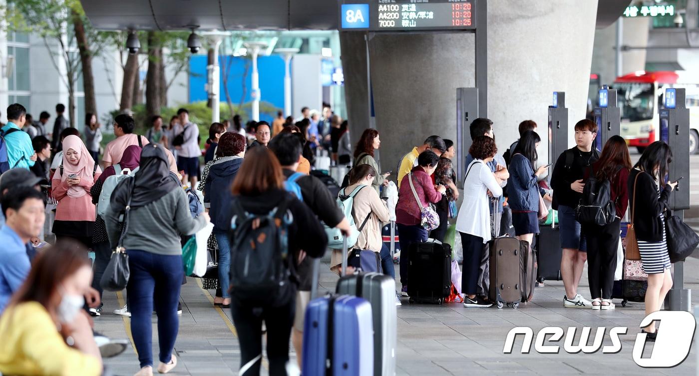 본문 이미지 - 인천국제공항 입국장 밖 버스정류장에서 여행객들이 공항 버스를 기다리고 있다 ⓒ News1 박정호 기자