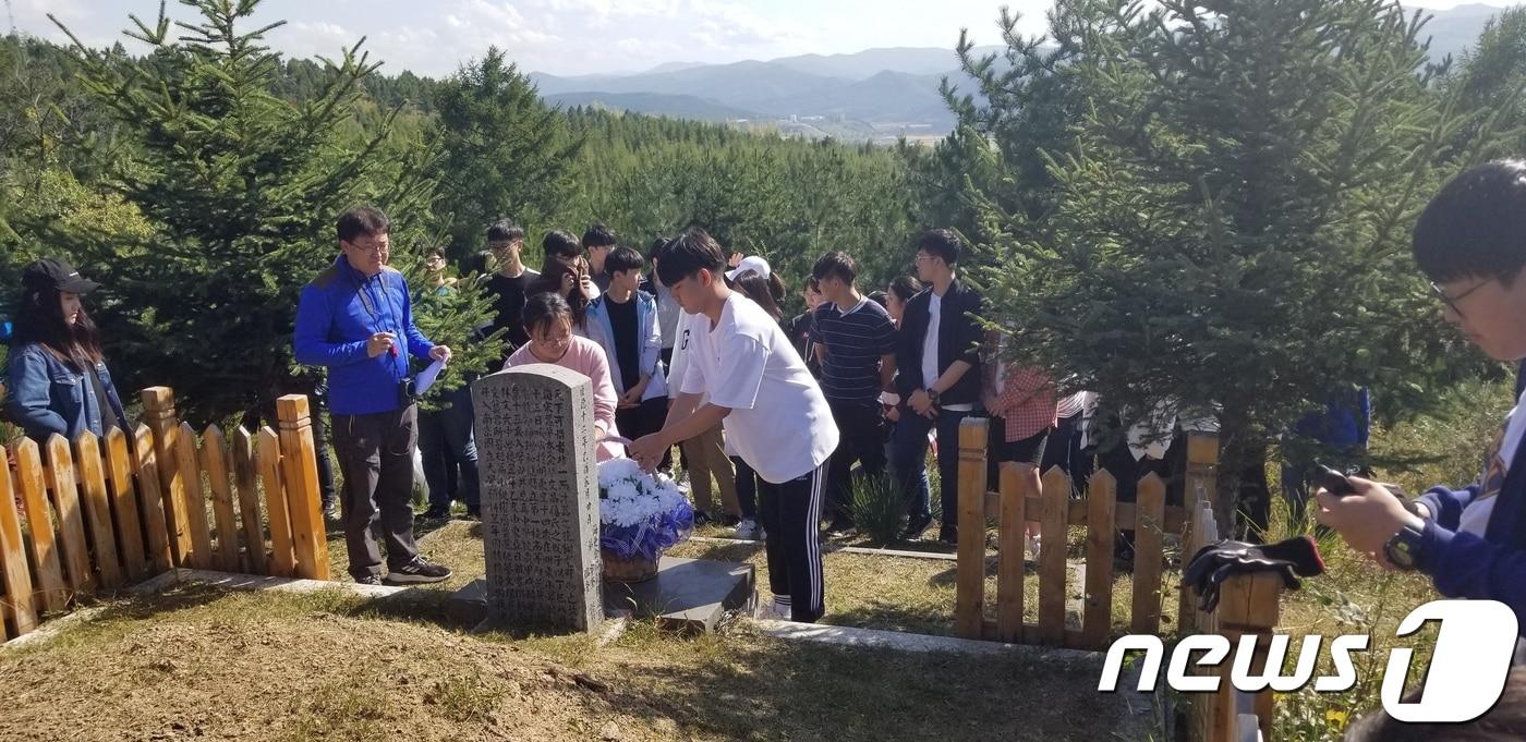 연변한국국제학교 학생과 교사들이 독립운동가의 묘소에서 추모식을 진행하고 있다. ⓒ News1
