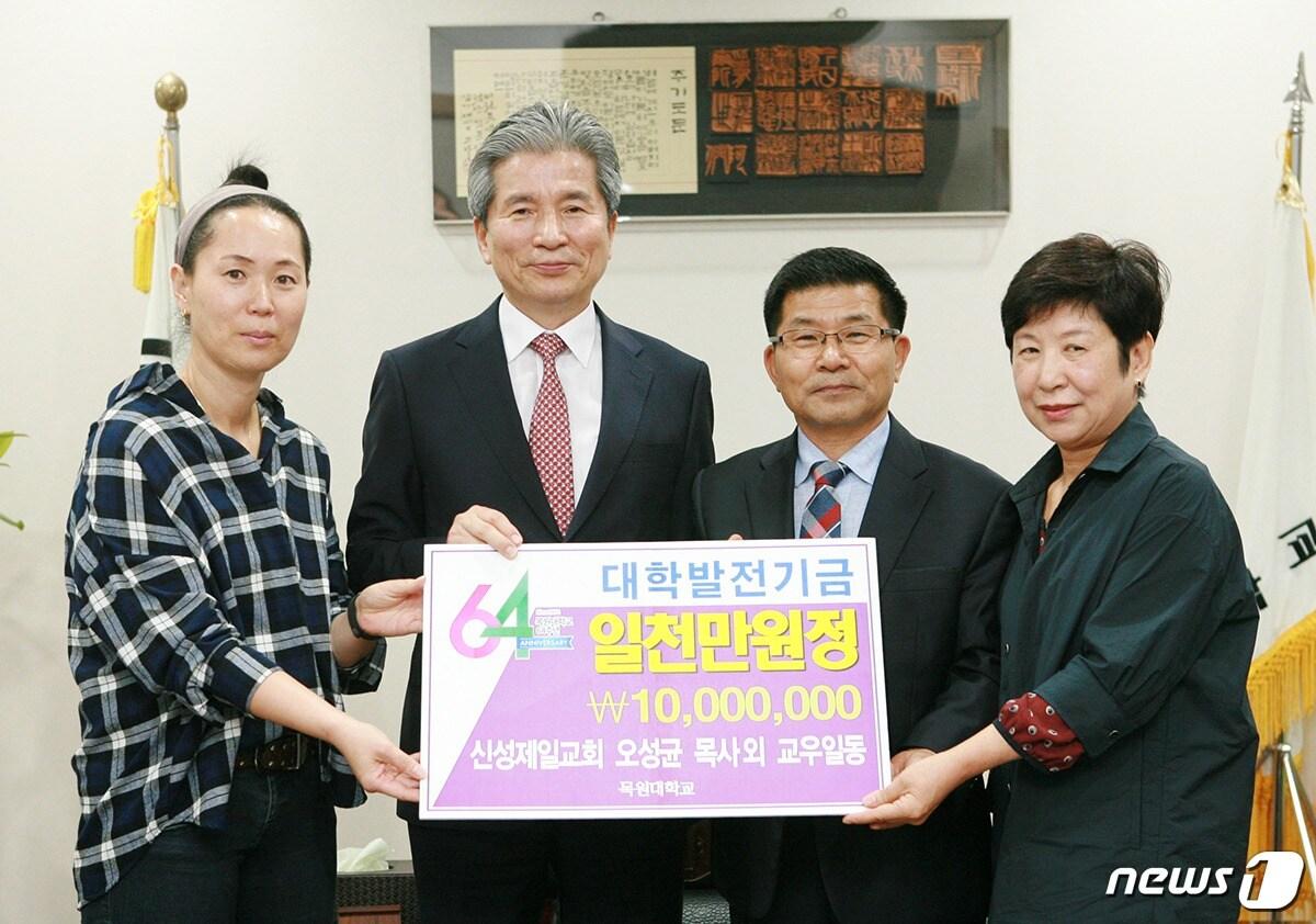 본문 이미지 - 목원대 권혁대 총장(왼쪽에서 두 번째), 신성제일교회 오성균 목사(왼쪽에서 세 번째)ⓒ News1