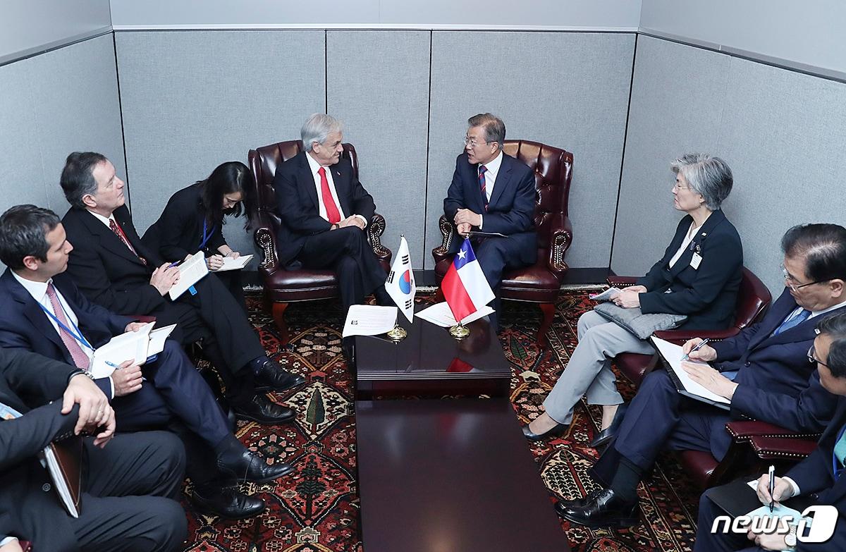 본문 이미지 - 문재인 대통령이 지난해 9월26일 오전(현지시간) 미국 뉴욕 유엔 양자회담장 부스에서 세바스티안 삐녜라 칠레 대통령과 정상회담을 하고 있다. (청와대 제공) 2018.9.27/뉴스1