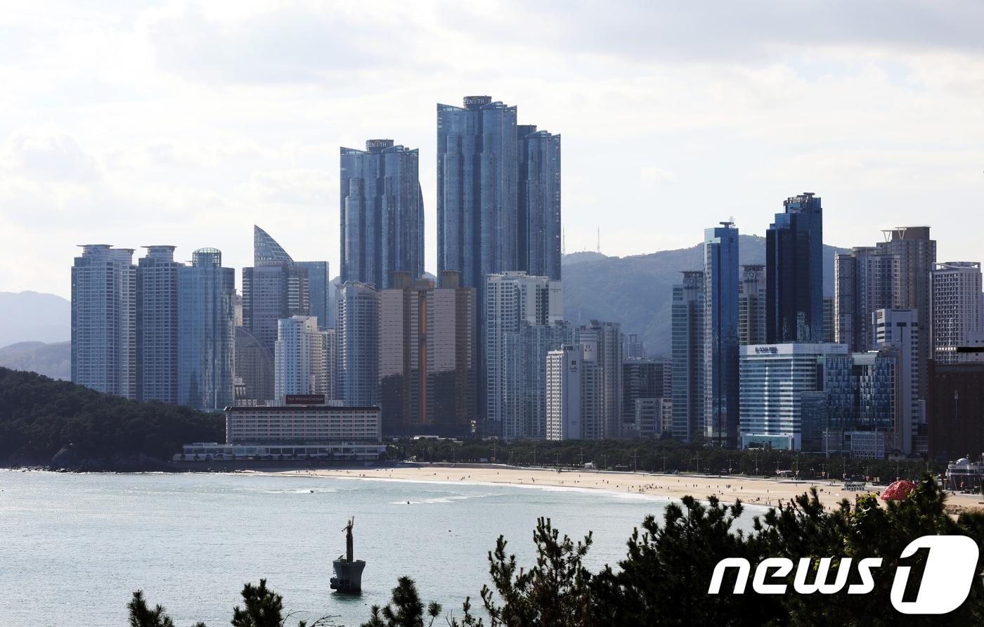 본문 이미지 - 지난해 '8·2 부동산 대책' 이후 부산 지역 아파트 가격이 줄곧 하락세를 보이고 있다. 사진은 부산 해운대구의 한 아파트. 2018.9.27/뉴스1 ⓒ News1 여주연 기자