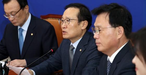 본문 이미지 - 홍영표 더불어민주당 원내대표가 28일 서울 여의도 국회에서 열린 최고위원회의에서 모두발언을 하고 있다. 2018.9.28/뉴스1 ⓒ News1 민경석 기자