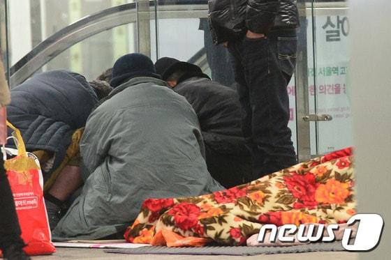 본문 이미지 - 서울역 지하도 안 노숙인들. ⓒ News1
