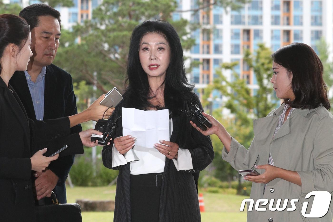 2018년 9월 28일 당시 이재명 경기지사와 불륜 스캔들 진실공방을 벌이고 있는 배우 김부선이 이재명 지사에게 명예훼손에 따른 3억 원의 손해배상을 청구하기 위해 강용석 변호인과 함께 서울동부지법으로 들어서며 성명서를 읽고 있다.ⓒ News1