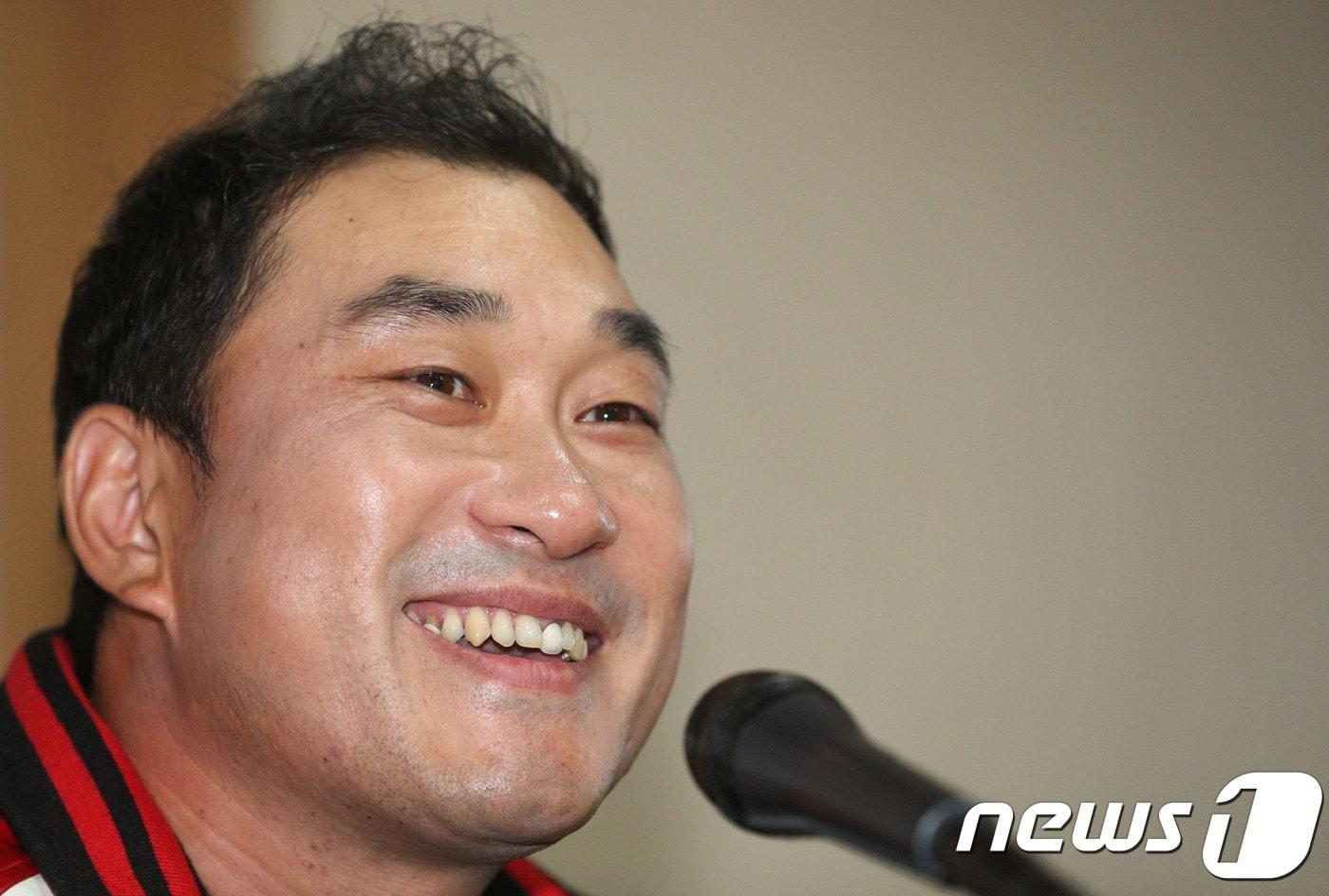 LG 트윈스 투수 봉중근이 28일 서울 송파구 잠실야구장에서 은퇴 기자회견을 하고 있다. 봉중근은 이날 열리는 KIA전에 앞서 마지막 투구를 하고 경기 후 은퇴식을 갖는다. 2018.9.28/뉴스1 ⓒ News1 성동훈 기자