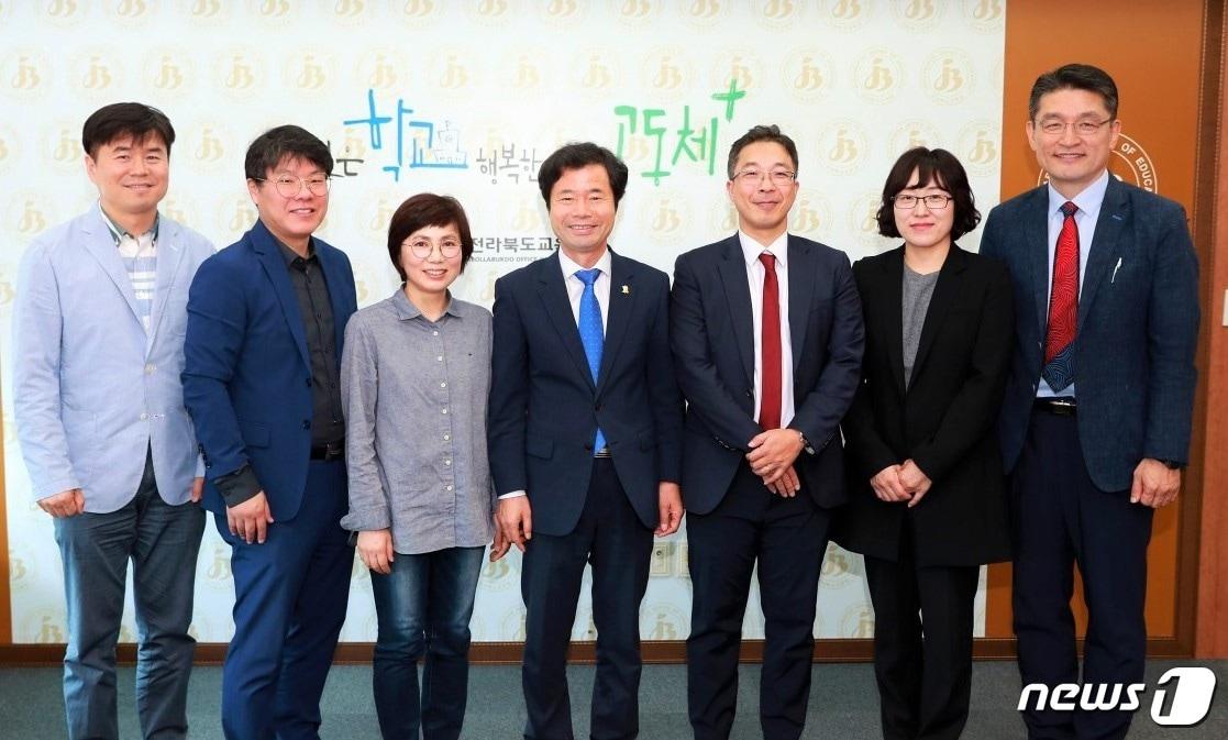 본문 이미지 - 28일 전북교육청에서 ‘제4기 시민감사관 위촉식’이 개최됐다. 이날 위촉식에서는 변호사와 세무사 등 총 7명이 위촉장을 받았다.(전북교육청 제공)ⓒ News1