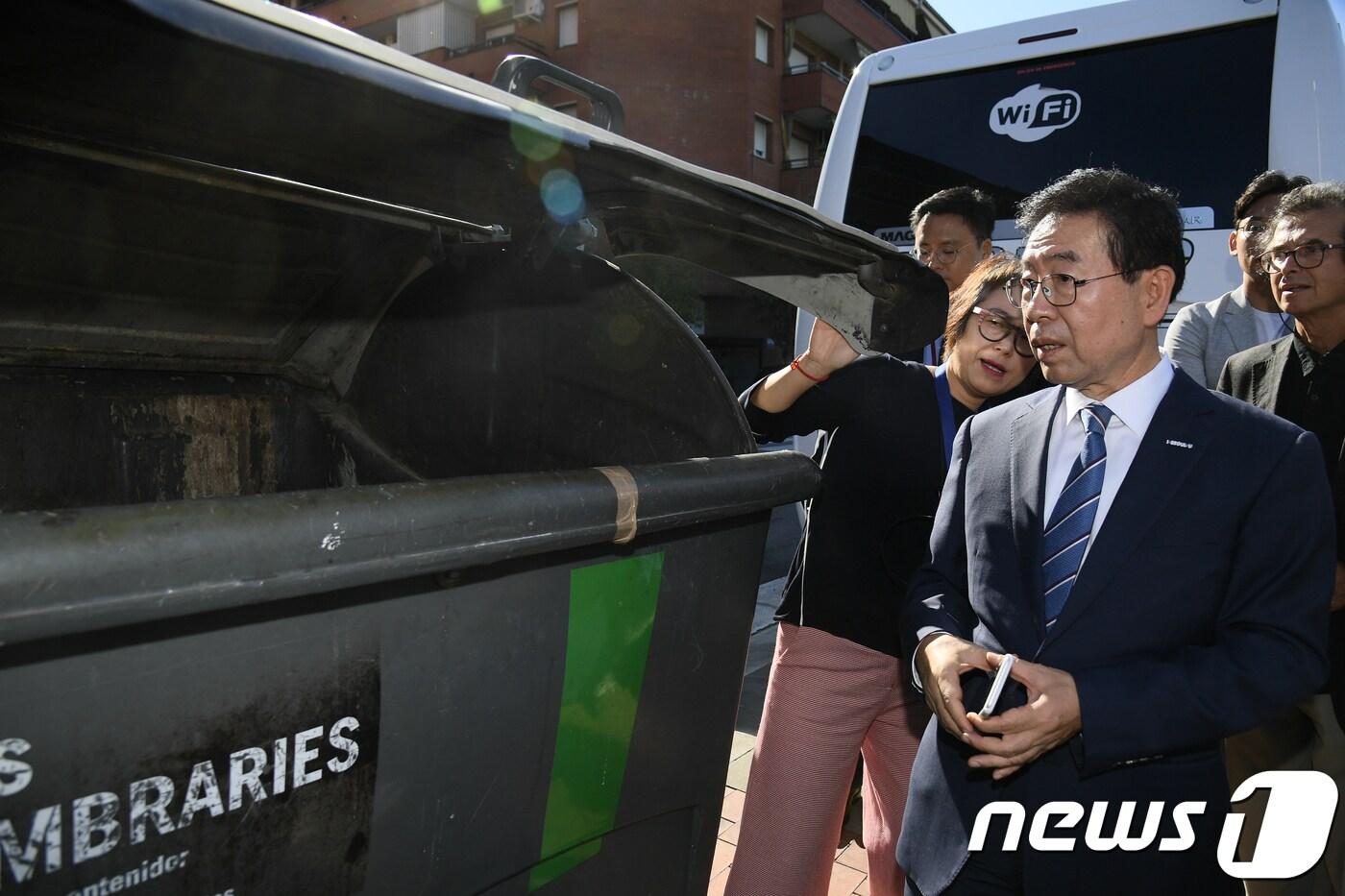 박원순 서울시장이 28일(현지시간) 바르셀로나 파르크 데 라 솔리다리탓(Parc de la Solidaritat) 공원을 찾아 시설을 둘러보고 있다. (서울시 제공)2018.9.29/뉴스1