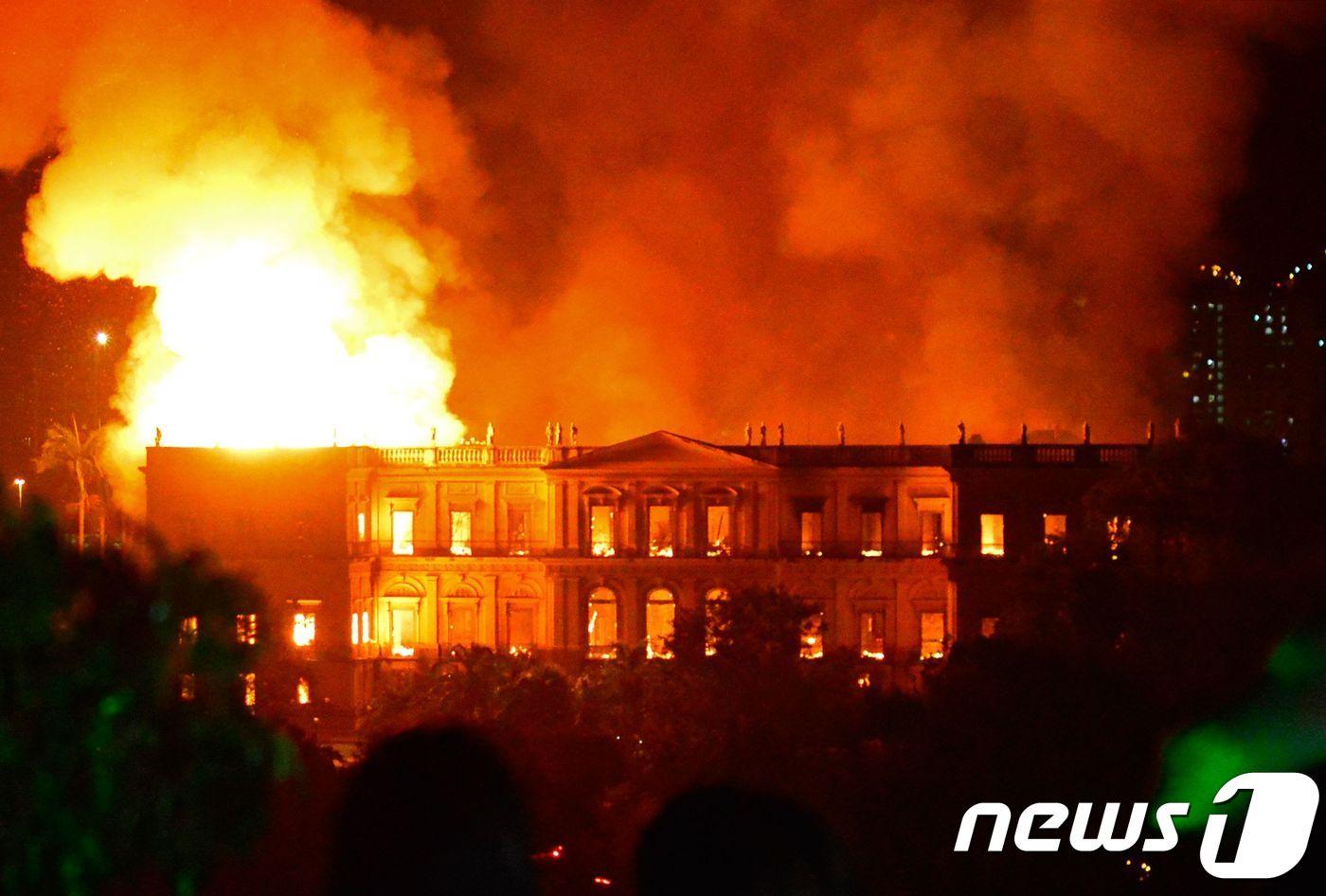 2일 대형 화재에 휩싸인 브라질 국립박물관의 모습 ⓒ AFP=뉴스1