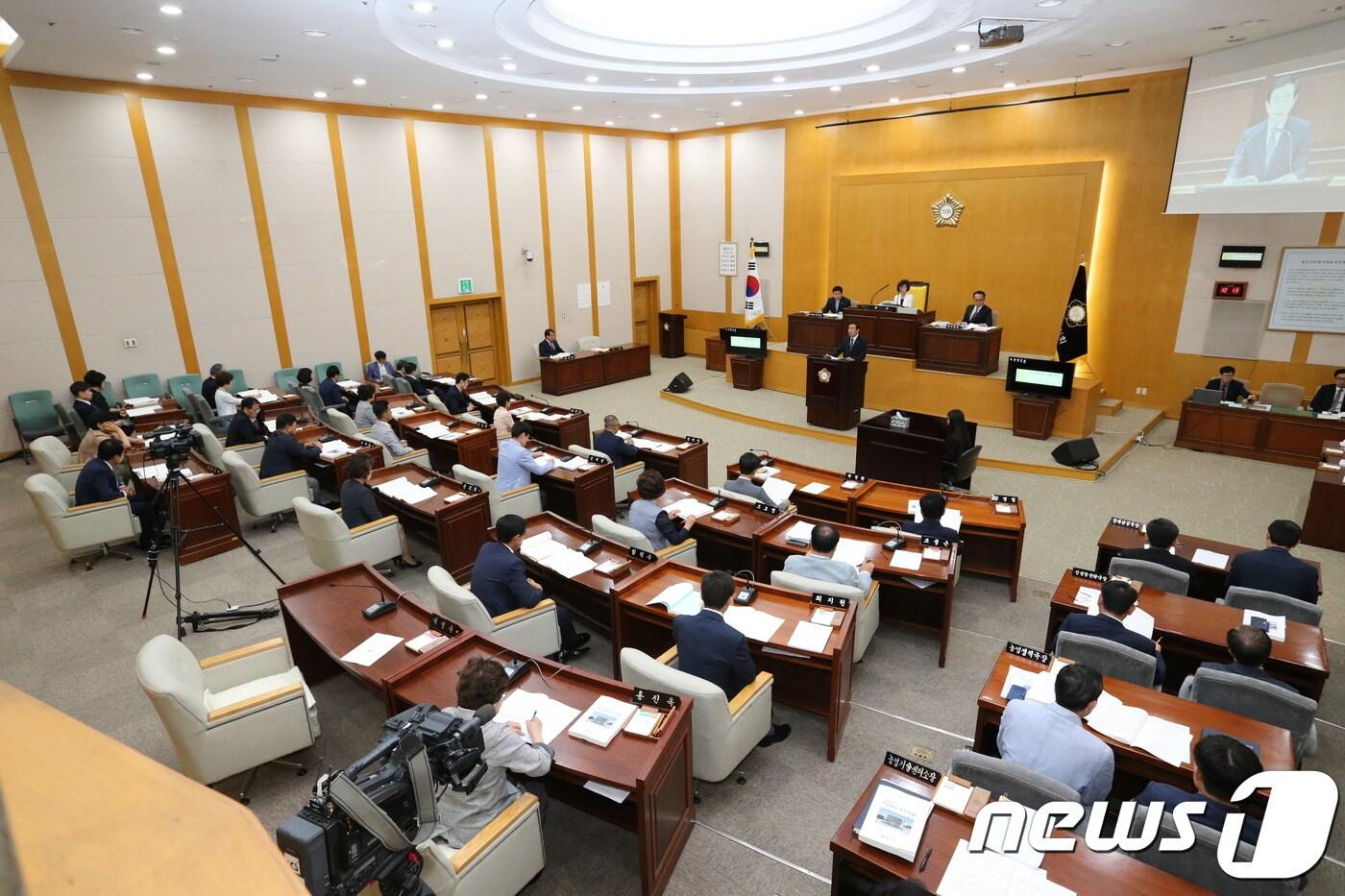 본문 이미지 - 허영옥)는 3일부터 7일까지 5일간 제227회 충주시의회 임시회를 열어 ‘2018년도 제2회 일반 및 특별회계 추가경정예산안’을 심사하고, ‘충주시 문화시설 사용료 징수조례 일부개정조례안’ 등 13건의 조례안과 9건의 기타 안건 을 처리한다.ⓒ News1