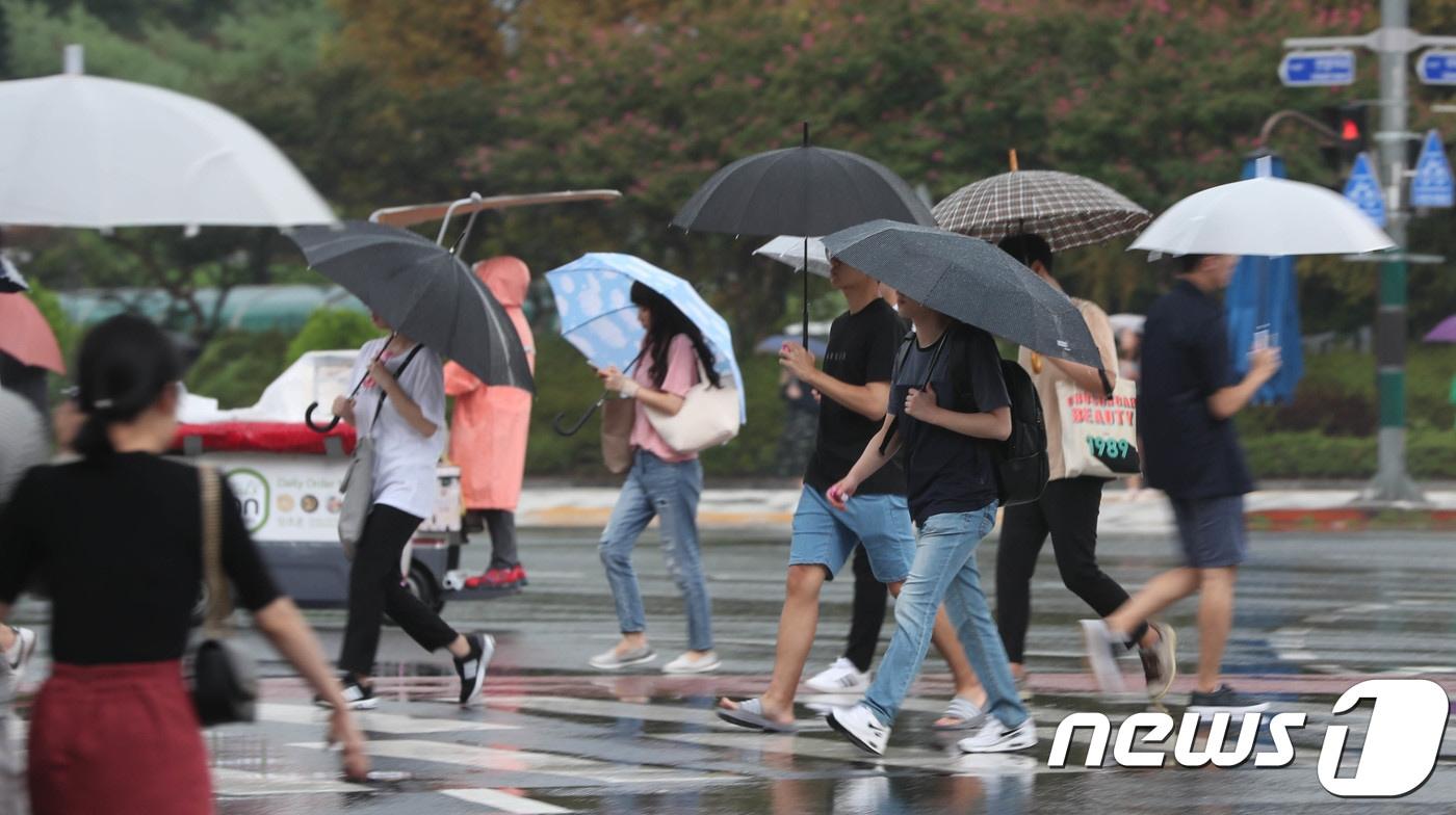 2일 대전·충남엔 오후 북부지역을 중심으로 소나기가 내릴 것으로 예보됐다. 대전 유성구 충남대학교 앞 횡단보도에서 우산을 쓴 학생들이 걷고 있다. /뉴스1 ⓒ News1