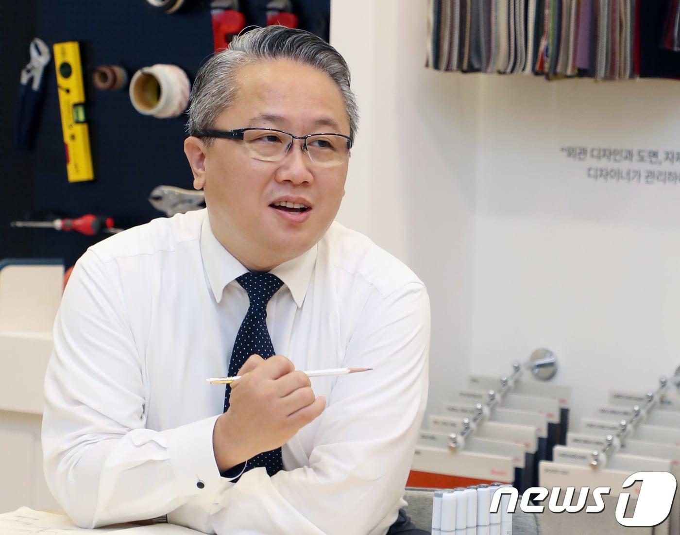 본문 이미지 - 강성문 일룸 대표가 지난 3일 경기 고양시 스타필드 고양 일룸 전시장에서 뉴스1과 인터뷰에 앞서 포즈를 취하고 있다. 2018.8.30/뉴스1 ⓒ News1 황기선 기자