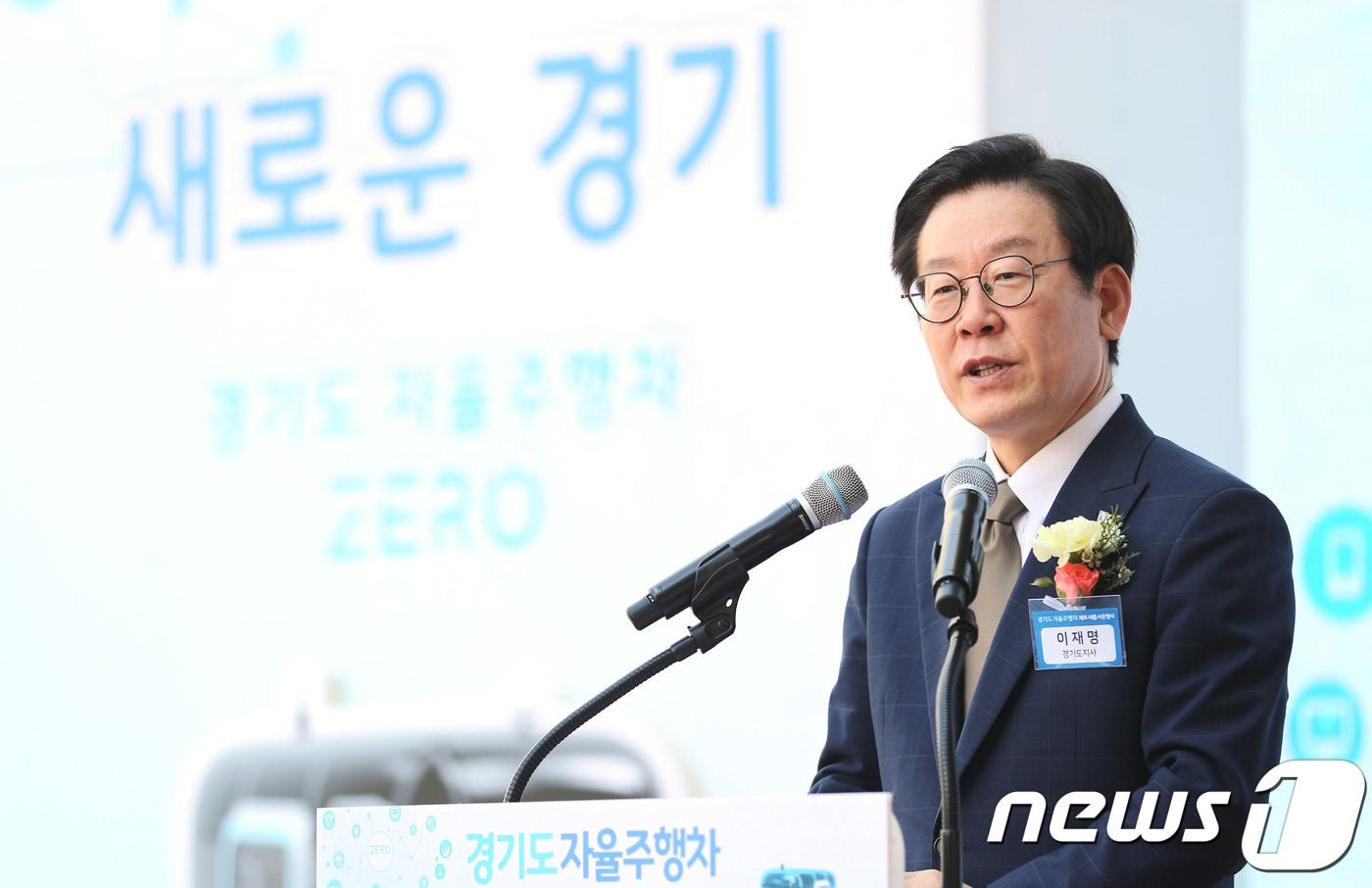 본문 이미지 - 이재명 경기도지사가 '제3차 남북정상회담' 방북 명단에서 제외됐다. 사진은 지난 4일 성남 제2판교테크노밸리 기업지원허브에서 열린 경기도 자율주행차 제로셔틀 시승행사에서 축사를 하고 있는 모습. 2018.9.4/뉴스1 ⓒ News1 오장환 기자