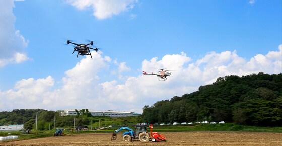 본문 이미지 - 4일 경기도 안성시에서 무인헬기와 드론을 이용한 파종 연시회가 진행되고 있다. (농촌진흥청 제공) 2018.9.4/뉴스1