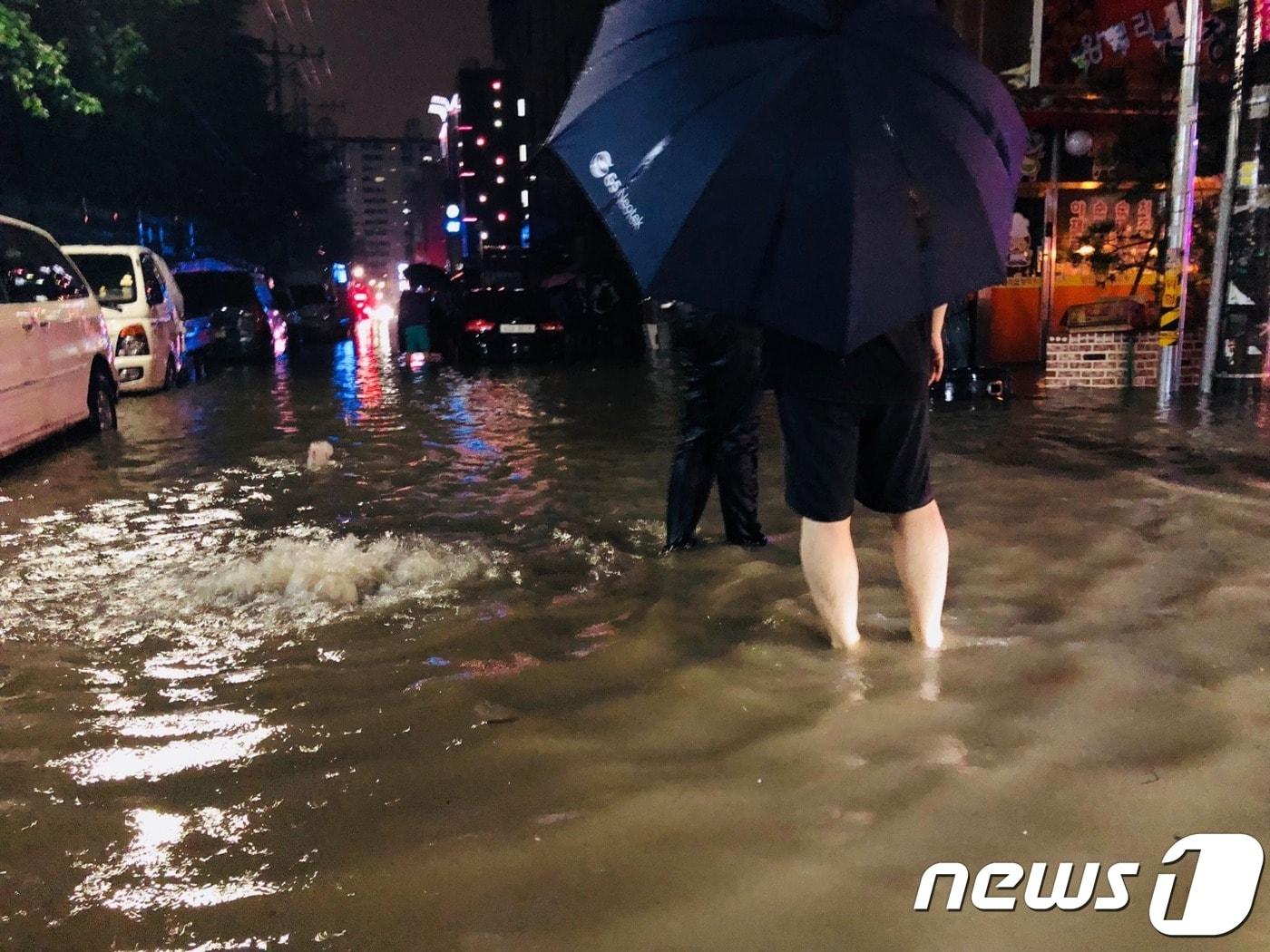 본문 이미지 - 29일 경기도 의정부시 폭우가 쏟아져 지대가 낮은 호원동 일대가 침수피해를 겪었다. ⓒ News1