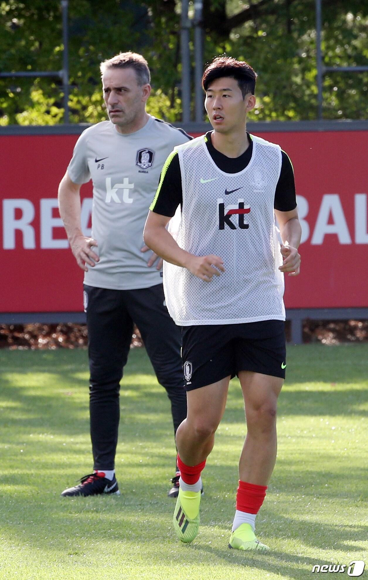 본문 이미지 - 파울루 벤투 축구 대표팀 감독(왼쪽)과 손흥민. /뉴스1 DB ⓒ News1 안은나 기자