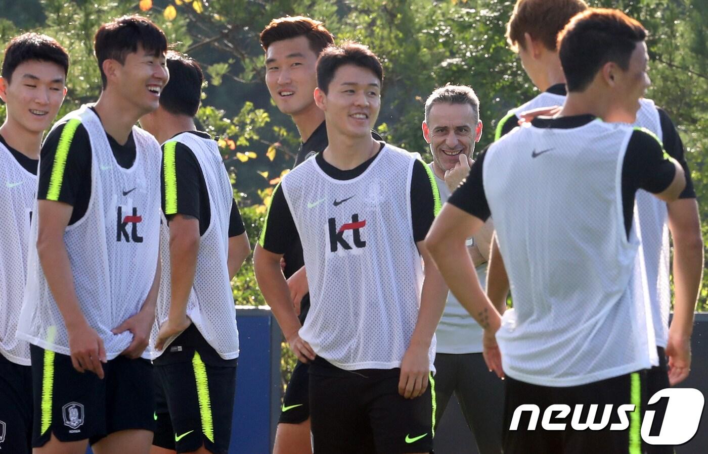 파울루 벤투 남자 축구대표팀 감독이 4일 오후 경기 파주 축구대표팀트레이닝센터(NFC)에서 열린 소집훈련에서 선수들을 바라보고 있다. 2018.9.4/뉴스1 ⓒ News1 안은나 기자