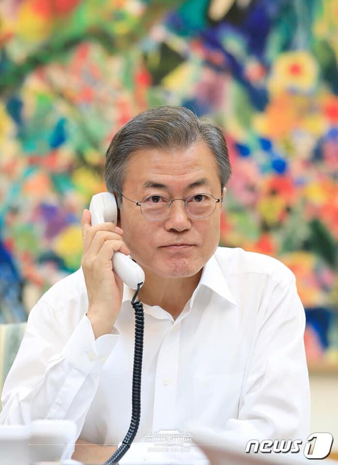 본문 이미지 - 문재인 대통령이 4일 도널드 트럼프 미국 대통령과 전화통화를 했다. 청와대는 이날 문 대통령이 오후 9시 부터 50분 동안 트럼프 대통령과 '특사단 방북 논의'에 대해 통화 했다고 밝혔다. (청와대 페이스북) 2018.9.4/뉴스1