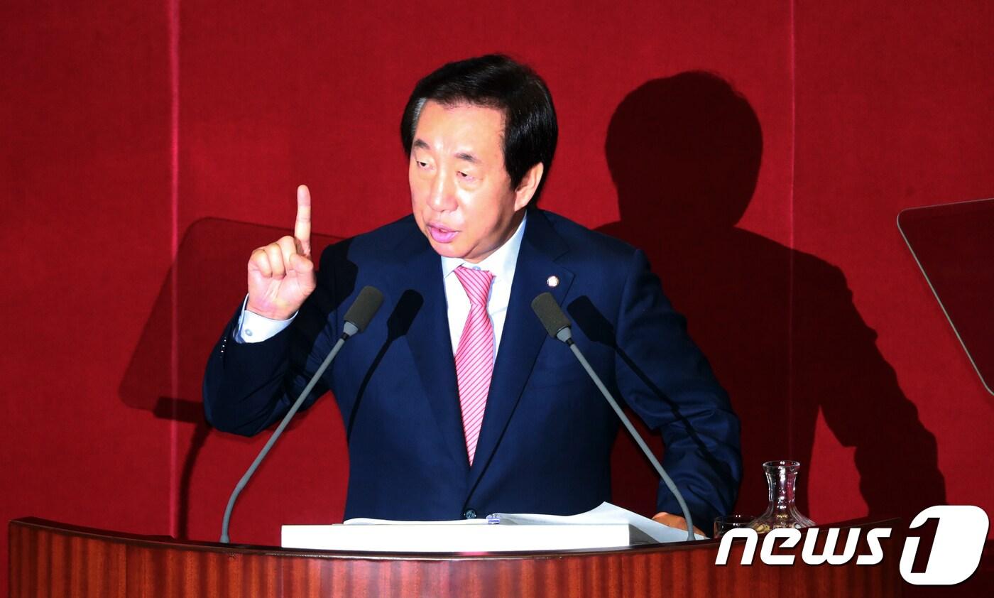 본문 이미지 - 김성태 자유한국당 대표가 5일 오전 서울 여의도 국회 본회의장에서 국정에 관한 교섭단체대표연설을 하고 있다. 2018.9.5/뉴스1 ⓒ News1 이동원 기자
