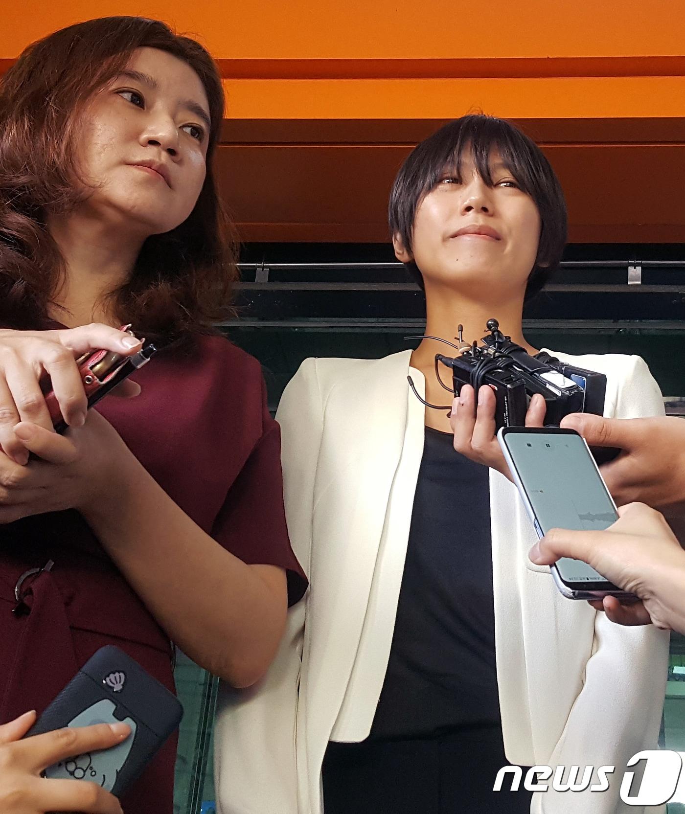 본문 이미지 - 비공개 촬영회에서 노출사진을 강요당하고 성추행 당했다고 폭로한 유튜버 양예원(오른쪽)씨가 5일 서울 마포구 서부지법에서 열린 공판을 방청한 뒤 이은희 변호사와 함께 기자들과 인터뷰 하고 있다.2018.9.5/뉴스1 ⓒ News1 최동현 기자