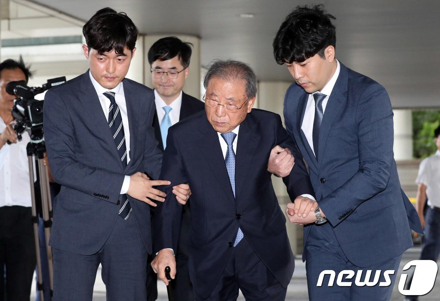본문 이미지 - '조세포탈' 혐의를 받고있는 조석래 효성 명예회장이 5일 오후 서울 서초구 서울중앙지법에서 열린 특정범죄가중처벌법상 조세 등 항소심 선고에 출석하고 있다. 2018.9.5/뉴스1 ⓒ News1 박세연 기자