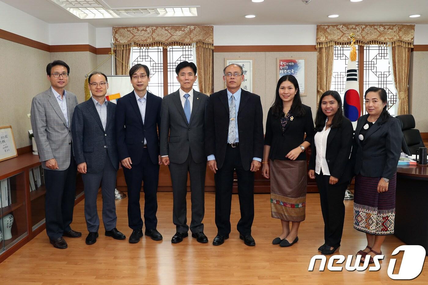 본문 이미지 - 5일 한밭대와 라오스 수파누봉대학교 관계자들이 양 대학의 교류협력방안을 논의하고 있다ⓒ News1
