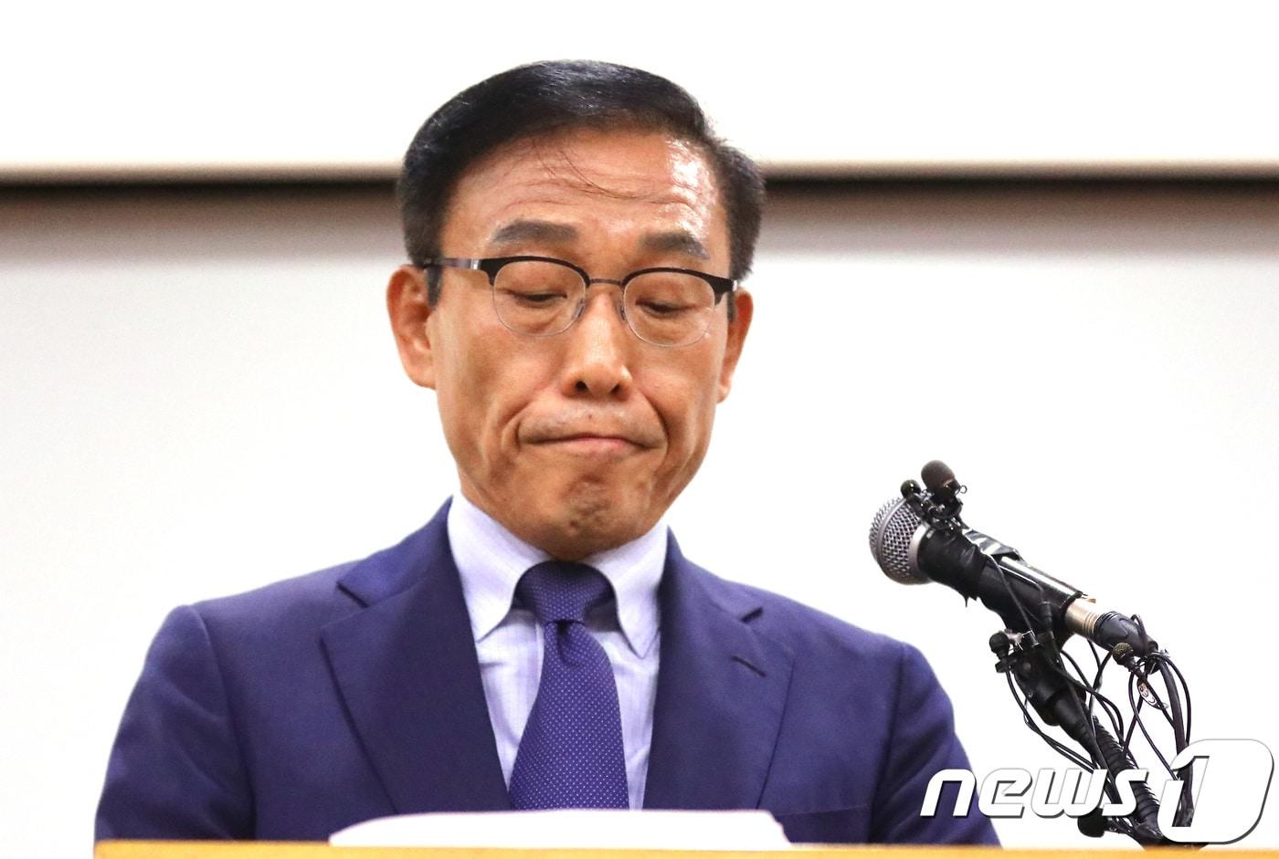 김기남 삼성전자 대표이사 사장이 5일 오후 경기도 용인시 삼성전자 반도체 기흥사업장에서 전일 발생한 이산화탄소 유출 사고 관련 사과문을 읽고 있다. 지난 4일 오후 삼성전자 기흥사업장 6-3라인 지하1층 기계실에서 소화용 이산화탄소가 유출돼 협력업체 직원 1명이 숨지고 2명이 부상을 당하는 사고가 발생했다. 2018.9.5/뉴스1 ⓒ News1 오장환 기자