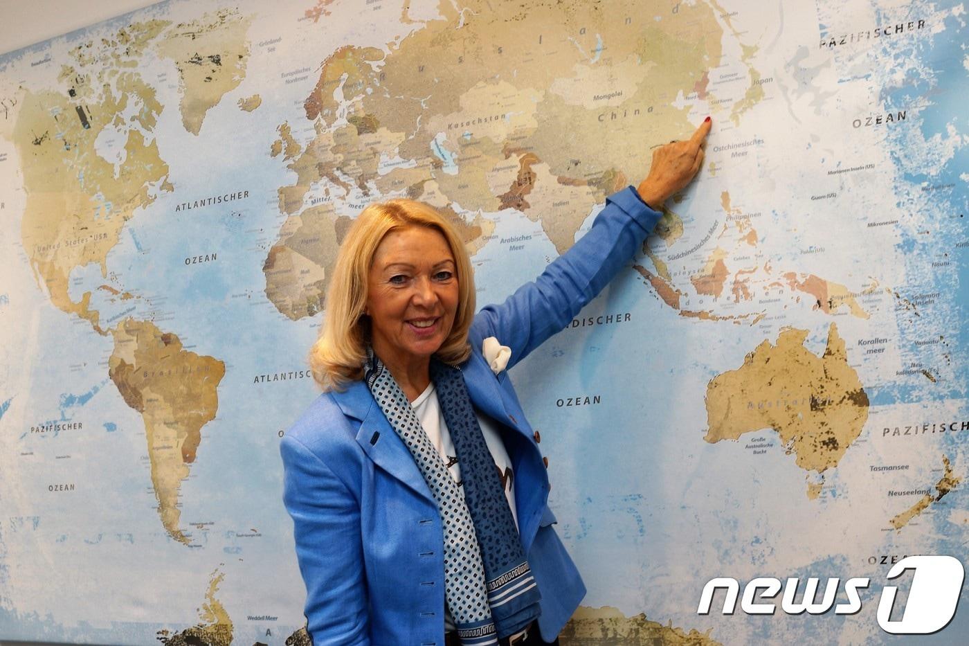 발트라우드 카이저(WALTRAUD KAISER) 에딩거 수출 본부장(Export Director)이 사무실에서 한국 지도를 가리키고 있다. ⓒ News1