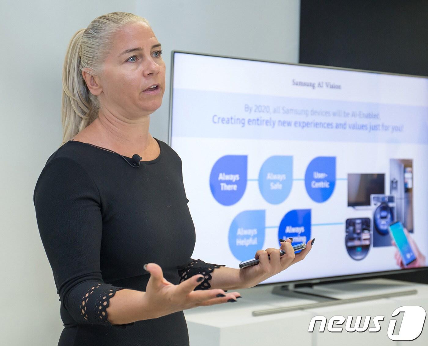 본문 이미지 - 영국 케임브리지에 위치한 삼성전자 AI센터의 연구 리더인 마야 팬틱(Maja Pantic) 임페리얼칼리지 교수가 지난 3일(현지시간) 런던에서 열린 기자간담회에서 삼성전자의 'AI 비전'을 발표하고 있다.(삼성전자 제공) 2018.9.3/뉴스1 ⓒ News1