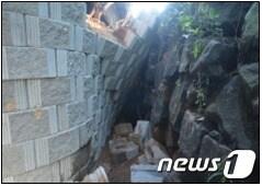 본문 이미지 - 지난 5일 오후 경남 양산시내 한 찜질방에서 시멘트 블록이 무너지면서 보수 공사를 하던 노동자 2명이 깔렸다. (경남경찰청 제공)2018.9.6/뉴스1ⓒ News1