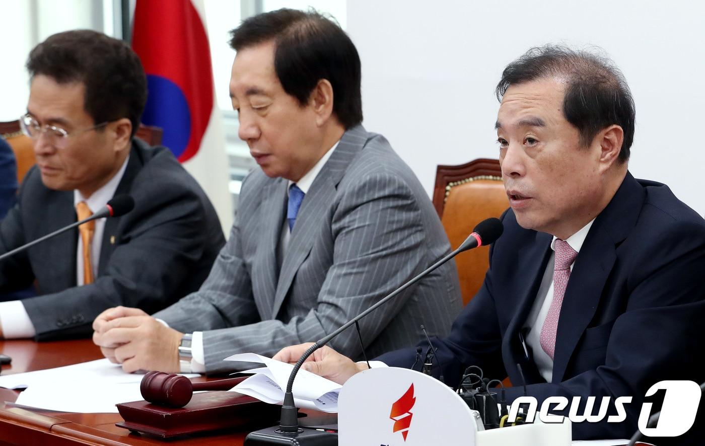 본문 이미지 - 김병준 자유한국당 비상대책위원장이 6일 오전 서울 여의도 국회 당 대회의실에서 열린 비상대책위원회의에서 모두발언을 하고 있다. 2018.9.6/뉴스1 ⓒ News1 박정호 기자