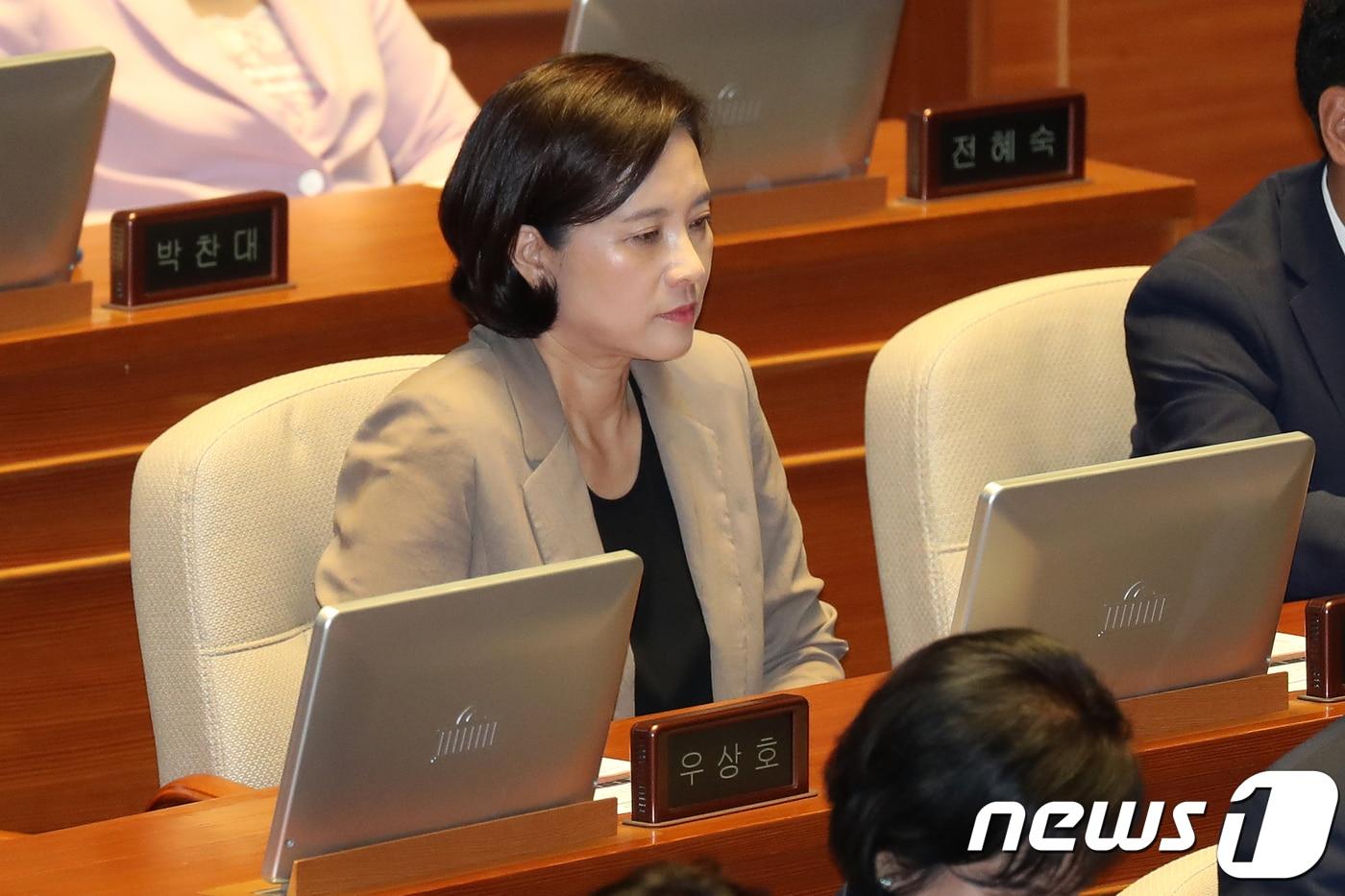 본문 이미지 - 유은혜 사회부총리 겸 교육부장관 후보자가 6일 서울 여의도 국회에서 열린 본회의에 참석해 김관영 바른미래당 원내대표의 교섭단체 대표발언을 듣고 있다. 2018.9.6/뉴스1 ⓒ News1 민경석 기자