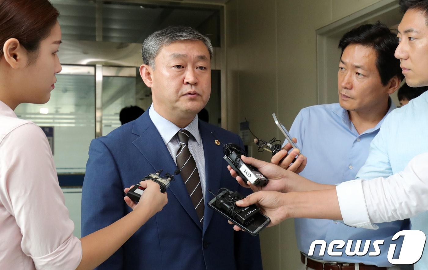 본문 이미지 - 여행사 대표에게 해외연수 경비 대납을 받은 의혹을 받고 있는 송성환 전북도의장이 6일 전북 전주시 전북경찰청에 조사를 위해 들어오던 중 기자들의 질문을 받고 있다. 송의장은 지난 전북도의회 행정자치위원장을 맡고 있던 2016년 9월 여행사 대표 A씨에게 현금 수백만원을 받은 의혹을 받고 있다.2018.9.6/뉴스1 ⓒ News1 문요한 기자