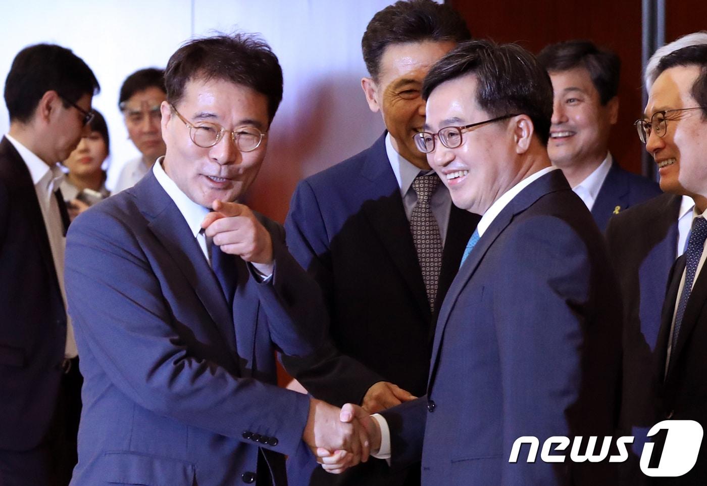 본문 이미지 - 김동연 경제부총리 겸 기획재정부 장관과 장하성 청와대 정책실장이 6일 오후 서울 종로구 이마빌딩에서 열린 소득주도특별위원회 출범식에서 인사를 나누고 있다. 2018.9.6/뉴스1 ⓒ News1 송원영 기자