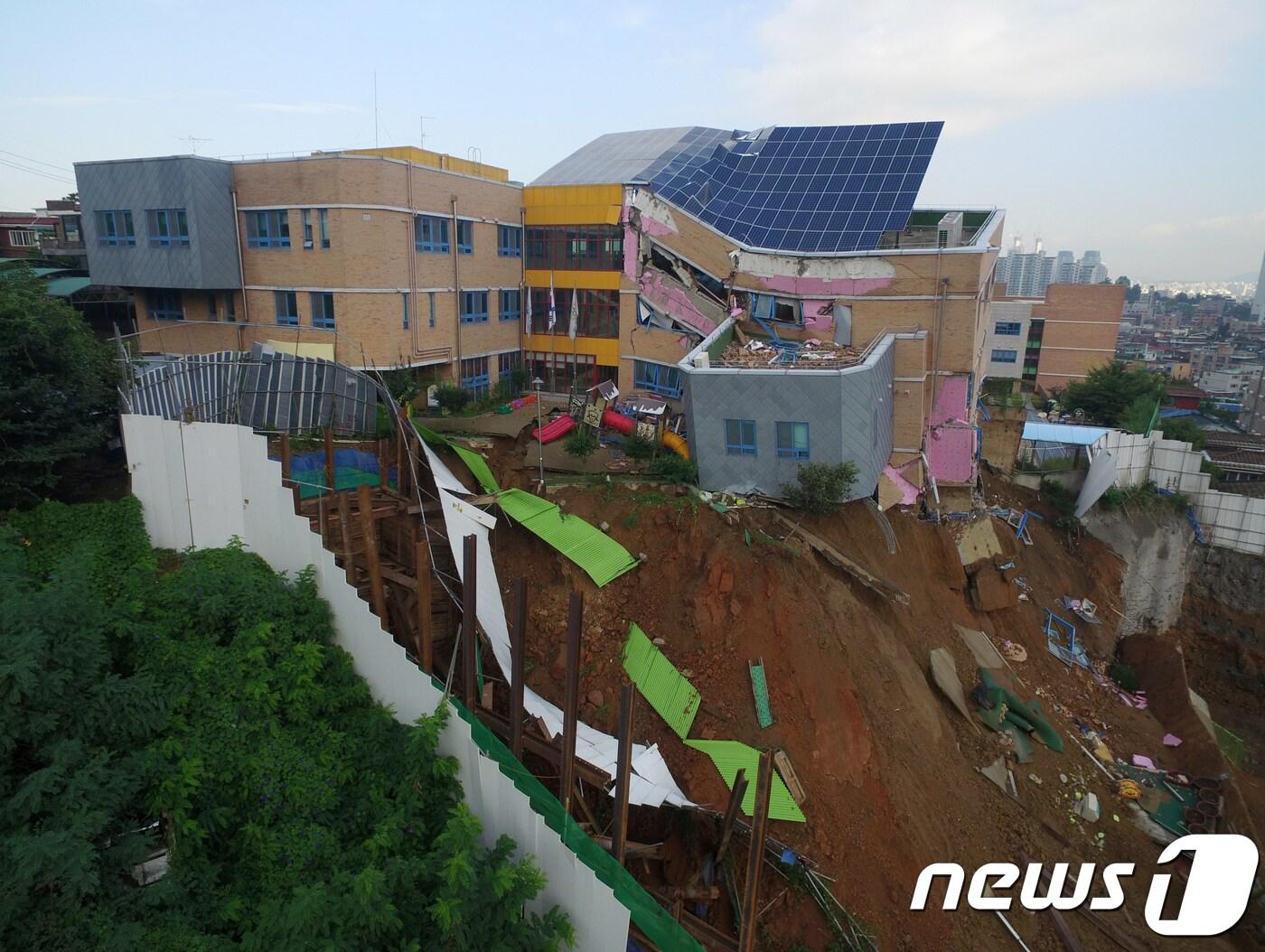 본문 이미지 - 7일 오전 서울 동작구 상도초등학교 내 상도유치원이 옆 공사장 지반 침하로 기울어져있다. 2018.9.7/뉴스1 ⓒ News1 박세연 기자