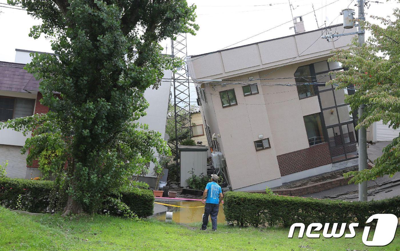 7일(현지시간) 진도 6.7의 강진이 발생한 홋카이도 삿포로에 기울어진 주택의 모습이 보인다. ⓒ AFP=뉴스1 ⓒ News1 우동명 기자