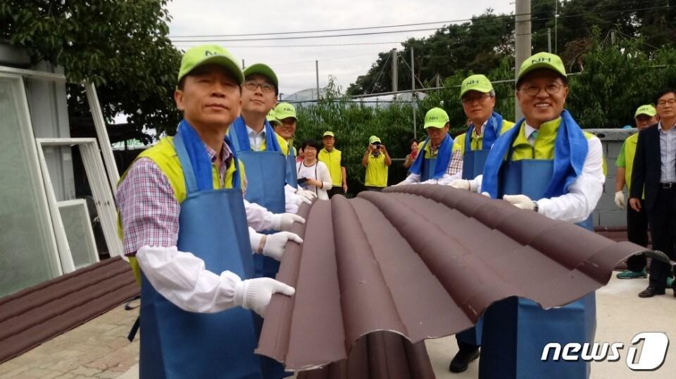 본문 이미지 - 7일 전북농협이 농협중앙회 ‘사랑의 집고치기 농가희망봉사단’과 함께 전주시와 김제시에서 봉사활동을 실시하고 있다.(전북농협제공)2018.09.07/뉴스1ⓒ News1