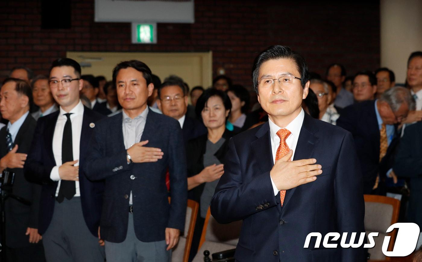 본문 이미지 - 지난 9월7일 황교안 전 국무총리의 출판기념회에서 황 전 총리(앞줄 맨 오른쪽), 김진태 의원 등이 국민의례를 하고 있다. ⓒ News1 이승배 기자