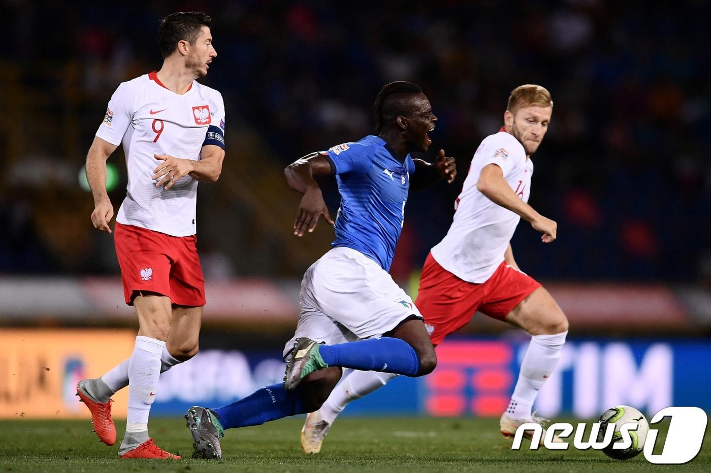 본문 이미지 - 이탈리아의 공격수 마리오 발로텔리(가운데)가 8일 8일(한국시간) 이탈리아 볼로냐의 레나토 달라라에서 열린 폴란드와의 유럽축구연맹(UEFA) 네이션스리그 리그1 3조 1차전에서 파울을 당하고 있다. ⓒ AFP=News1