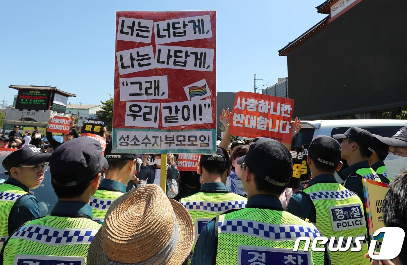 본문 이미지 - 8일 오후 인천시 동인천역 북광장에서 인천퀴어문화축제가 열리고 있는 가운데 축제를 반대하는 시민단체와 퀴어축제 참가자들이 서로 몸싸움을 하고 있다.2018.9.8/뉴스1 ⓒ News1 정진욱 기자