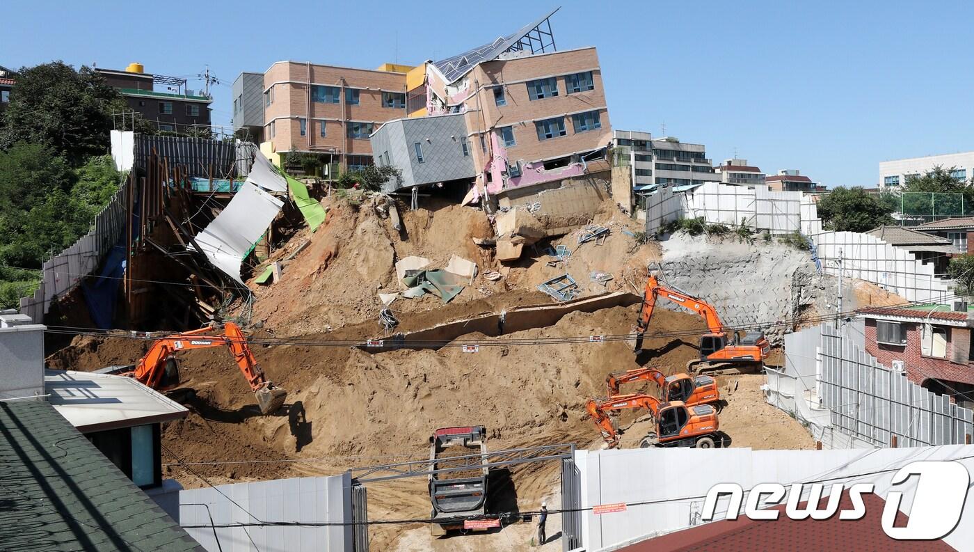 8일 서울 동작구 상도유치원 공사장 붕괴현장에서 철거를 위한 작업이 진행되고 있다. 동작구청 관계자에 따르면 철거를 위해 유치원 건물 아래쪽에 흙을 메우는 작업이 끝나면 이르면 오는 9일 오전 작업을 마무리하고 오후부터 철거를 시작할 계획이다. 2018.9.8/뉴스1 ⓒ News1 이승배 기자