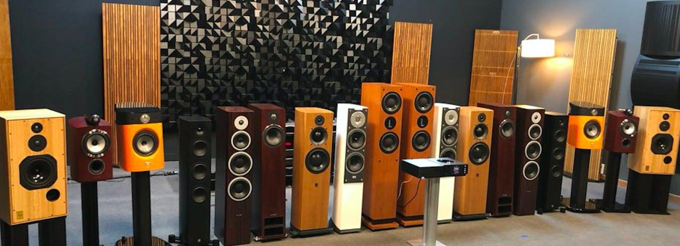 본문 이미지 - 비교시청에 등판한 스피커 9종. 앞에 보이는 앰프는 네임의 ‘Uniti Nova’.