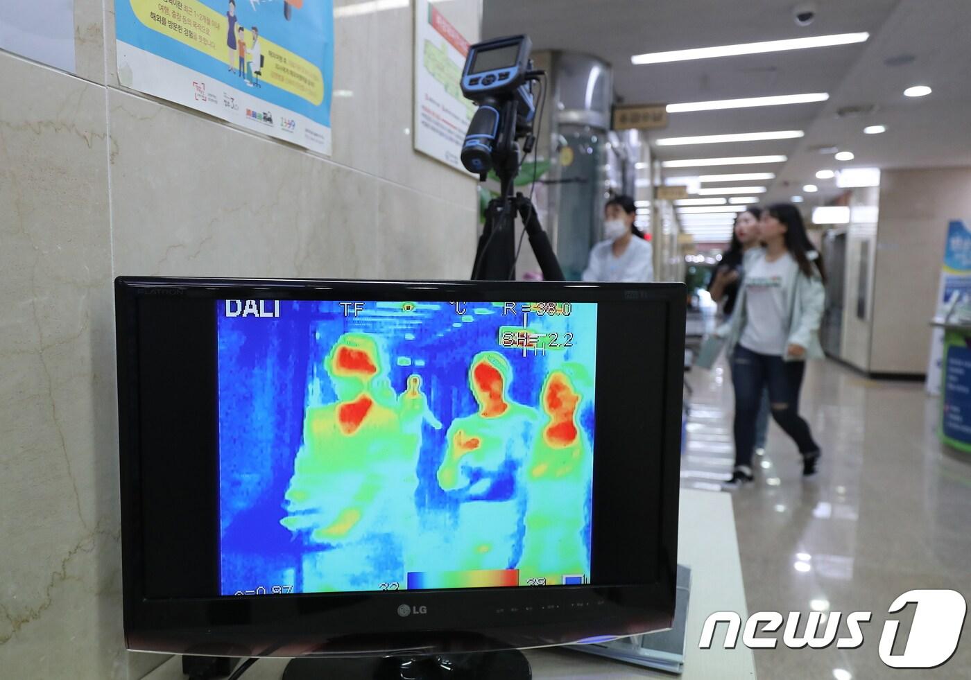 본문 이미지 - 메르스(MERS·중동호흡기증후군) 확진자의 국내 유입에 따라 감염병 위기대응 단계가 ‘관심’에서 ‘주의’로 격상된 9일 오후 대구의 한 의료기관에서 출입구에 열화상카메라를 설치해 모니터링하고 있다. 2018.9.9./뉴스1 ⓒ News1 공정식 기자