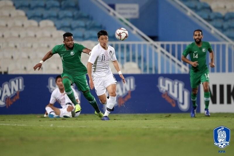 본문 이미지 - 황희찬이 1일(한국시간) 아랍에미리트(UAE) 아부다비의 바니야스 스타디움에서 열린 사우디아라비아와의 평가전에서 드리블을 하고 있다. (대한축구협회 제공) ⓒ News1