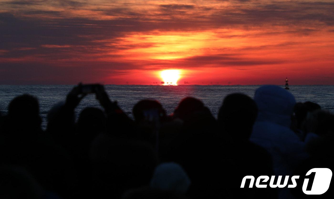 2019 기해년(己亥年) 첫날인 1일 오전 강원도 속초해변을 찾은 해맞이 관광객들이 붉게 솟아오르는 태양을 바라보며 새해를 맞이하고 있다. 2019.1.1/뉴스1 ⓒ News1 고재교 기자